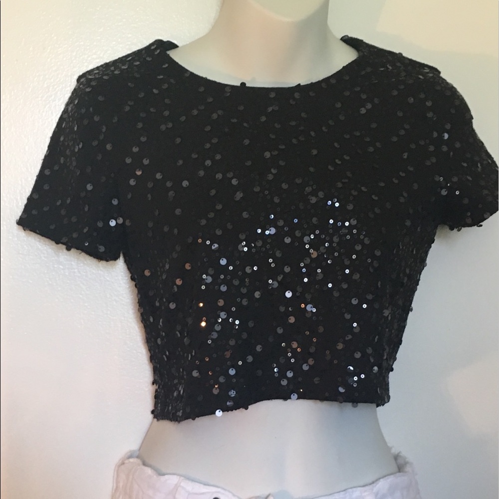 Cropped black top